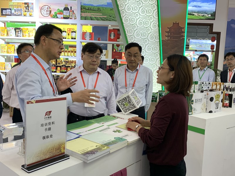 （從左至右）馬鞍山市分管農(nóng)業(yè)副市長楊市長，馬鞍市副秘書長劉秘書長，馬鞍山市農(nóng)業(yè)農(nóng)村局竇局長 (7)_副本.jpg