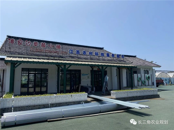 為了幫助園區(qū)的提檔升級(jí)，南京市農(nóng)業(yè)農(nóng)村局特委托中農(nóng)富通編制《南京市農(nóng)業(yè)園區(qū)發(fā)展研究報(bào)告》，以期從產(chǎn)業(yè)發(fā)展路徑、園區(qū)發(fā)展模式、保障措施等多維度為南京市農(nóng)業(yè)園區(qū)未來(lái)三年的發(fā)展做統(tǒng)籌謀劃。 8月19日，中農(nóng)(圖3)