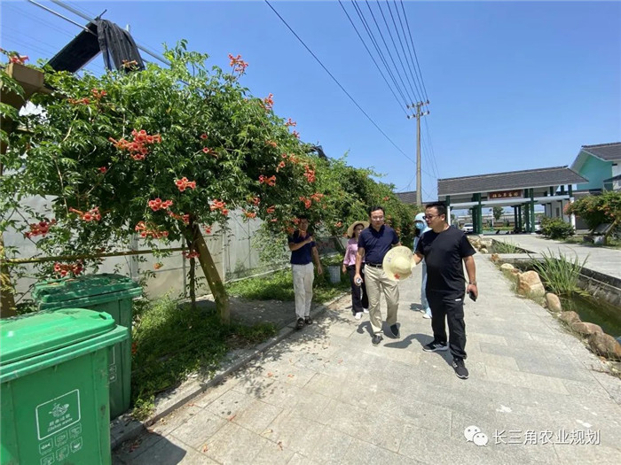 為了幫助園區(qū)的提檔升級(jí)，南京市農(nóng)業(yè)農(nóng)村局特委托中農(nóng)富通編制《南京市農(nóng)業(yè)園區(qū)發(fā)展研究報(bào)告》，以期從產(chǎn)業(yè)發(fā)展路徑、園區(qū)發(fā)展模式、保障措施等多維度為南京市農(nóng)業(yè)園區(qū)未來(lái)三年的發(fā)展做統(tǒng)籌謀劃。 8月19日，中農(nóng)(圖4)