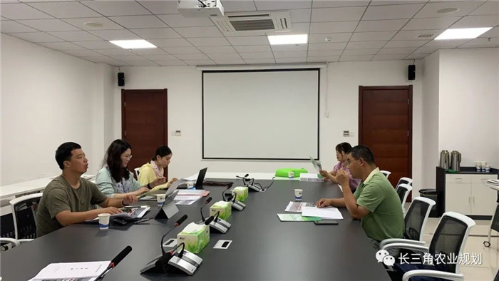 為了幫助園區(qū)的提檔升級(jí)，南京市農(nóng)業(yè)農(nóng)村局特委托中農(nóng)富通編制《南京市農(nóng)業(yè)園區(qū)發(fā)展研究報(bào)告》，以期從產(chǎn)業(yè)發(fā)展路徑、園區(qū)發(fā)展模式、保障措施等多維度為南京市農(nóng)業(yè)園區(qū)未來(lái)三年的發(fā)展做統(tǒng)籌謀劃。 8月19日，中農(nóng)(圖9)