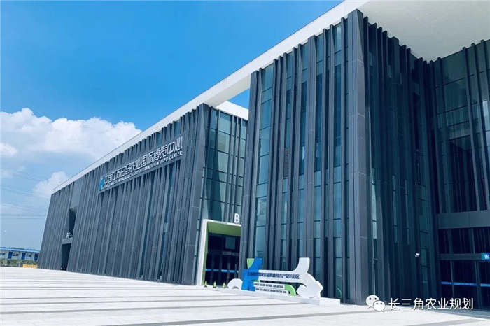 為了幫助園區(qū)的提檔升級(jí)，南京市農(nóng)業(yè)農(nóng)村局特委托中農(nóng)富通編制《南京市農(nóng)業(yè)園區(qū)發(fā)展研究報(bào)告》，以期從產(chǎn)業(yè)發(fā)展路徑、園區(qū)發(fā)展模式、保障措施等多維度為南京市農(nóng)業(yè)園區(qū)未來(lái)三年的發(fā)展做統(tǒng)籌謀劃。 8月19日，中農(nóng)(圖13)