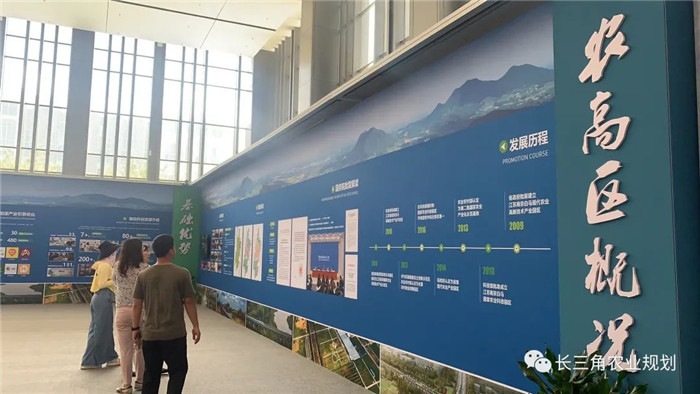 為了幫助園區(qū)的提檔升級(jí)，南京市農(nóng)業(yè)農(nóng)村局特委托中農(nóng)富通編制《南京市農(nóng)業(yè)園區(qū)發(fā)展研究報(bào)告》，以期從產(chǎn)業(yè)發(fā)展路徑、園區(qū)發(fā)展模式、保障措施等多維度為南京市農(nóng)業(yè)園區(qū)未來(lái)三年的發(fā)展做統(tǒng)籌謀劃。 8月19日，中農(nóng)(圖14)