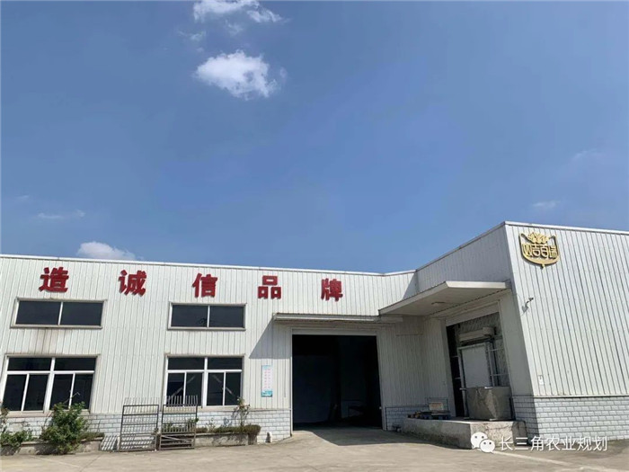 為了幫助園區(qū)的提檔升級(jí)，南京市農(nóng)業(yè)農(nóng)村局特委托中農(nóng)富通編制《南京市農(nóng)業(yè)園區(qū)發(fā)展研究報(bào)告》，以期從產(chǎn)業(yè)發(fā)展路徑、園區(qū)發(fā)展模式、保障措施等多維度為南京市農(nóng)業(yè)園區(qū)未來(lái)三年的發(fā)展做統(tǒng)籌謀劃。 8月19日，中農(nóng)(圖17)