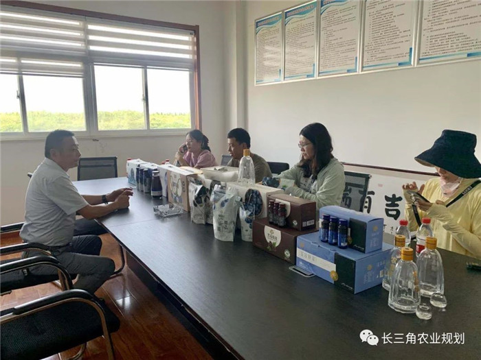 為了幫助園區(qū)的提檔升級(jí)，南京市農(nóng)業(yè)農(nóng)村局特委托中農(nóng)富通編制《南京市農(nóng)業(yè)園區(qū)發(fā)展研究報(bào)告》，以期從產(chǎn)業(yè)發(fā)展路徑、園區(qū)發(fā)展模式、保障措施等多維度為南京市農(nóng)業(yè)園區(qū)未來(lái)三年的發(fā)展做統(tǒng)籌謀劃。 8月19日，中農(nóng)(圖16)