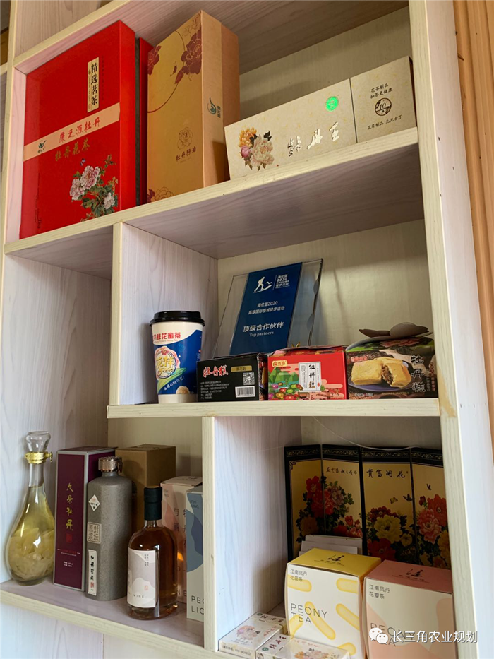 9月1日，中農富通團隊開啟了高淳區(qū)域內現(xiàn)代農業(yè)示范園的調研工作，此次高淳區(qū)農業(yè)園區(qū)調研由中農富通長三角農業(yè)規(guī)劃科學研究所所長薛欣艷與中國農業(yè)大學規(guī)劃研究所園區(qū)規(guī)劃部分管總工趙嬋璞帶隊。(圖12)