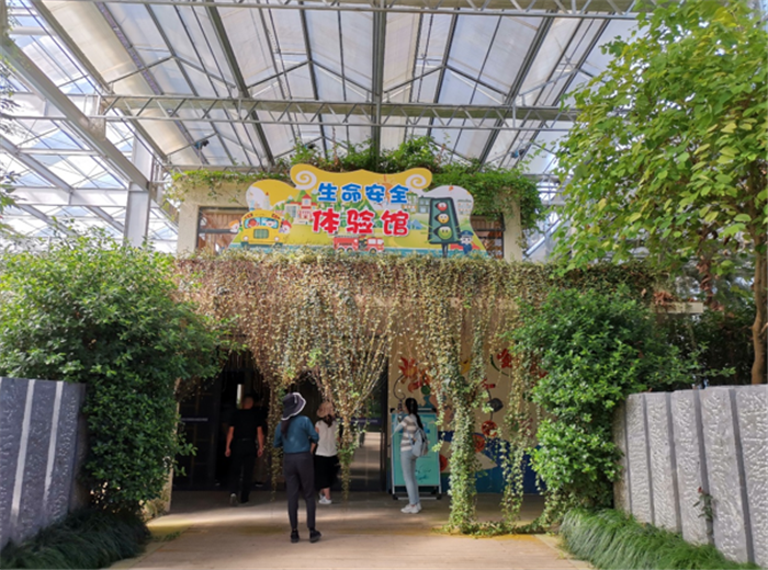 9月3日，中農(nóng)富通調(diào)研組兵分兩路對(duì)南京高淳區(qū)武家嘴現(xiàn)代農(nóng)業(yè)產(chǎn)業(yè)示范園區(qū)和棲霞區(qū)龍?zhí)冬F(xiàn)代農(nóng)業(yè)產(chǎn)業(yè)示范園區(qū)的調(diào)研工作。(圖13)