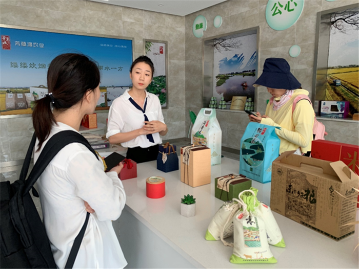 9月3日，中農(nóng)富通調(diào)研組兵分兩路對(duì)南京高淳區(qū)武家嘴現(xiàn)代農(nóng)業(yè)產(chǎn)業(yè)示范園區(qū)和棲霞區(qū)龍?zhí)冬F(xiàn)代農(nóng)業(yè)產(chǎn)業(yè)示范園區(qū)的調(diào)研工作。(圖21)